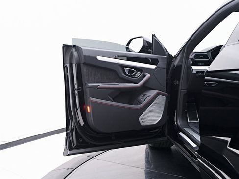 Used 2022 Lamborghini Urus image 35