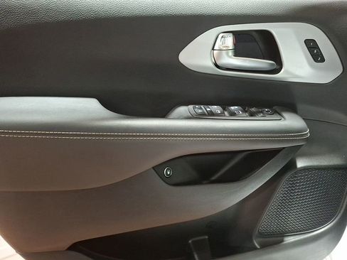 Used 2024 Chrysler Pacifica Select image 11