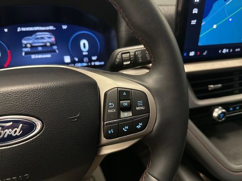 Used 2025 Ford Explorer Active AWD/4WD image 28