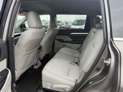 Used 2019 Toyota Highlander Plus AWD/4WD image 9