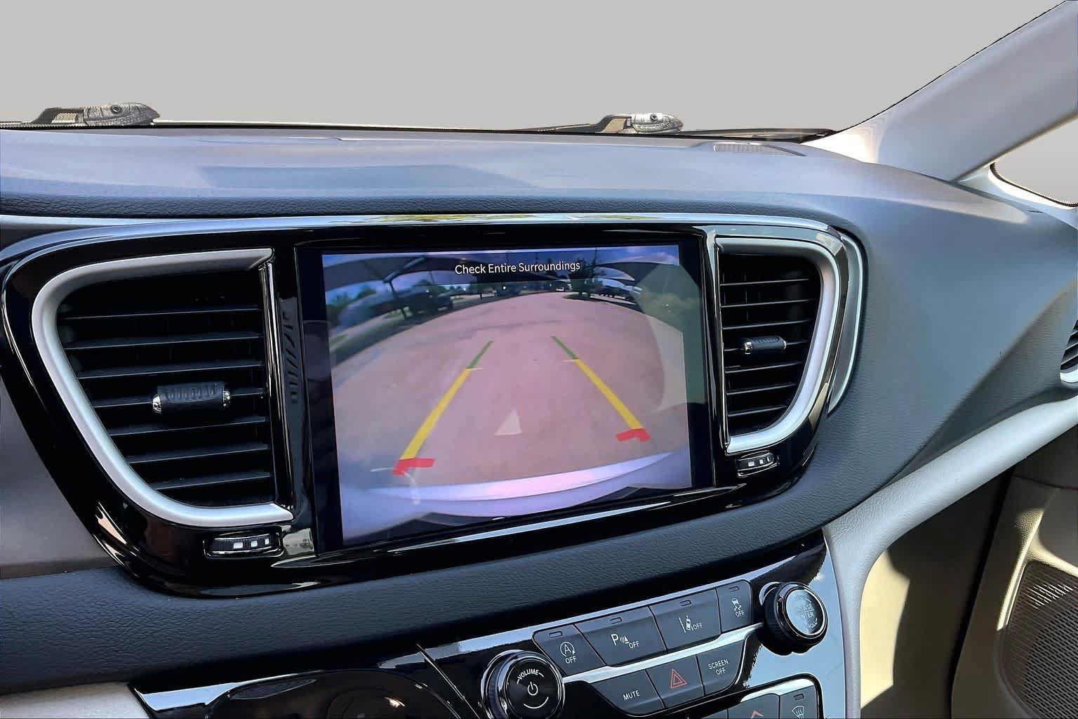 Used 2024 Chrysler Pacifica Touring-L FWD image 25