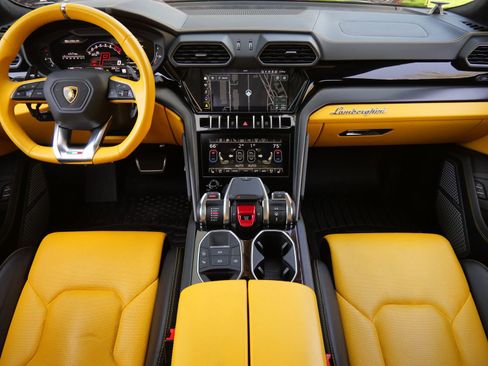 Used 2022 Lamborghini Urus AWD/4WD image 7