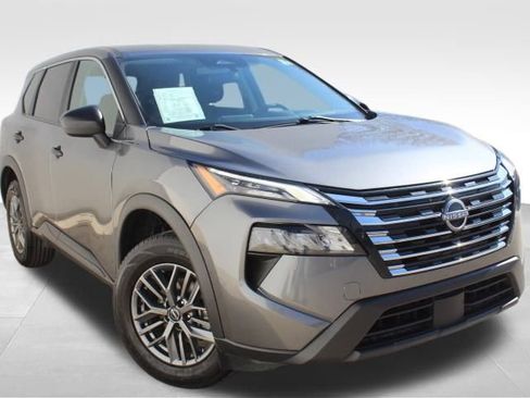 Used 2024 Nissan Rogue S image 3