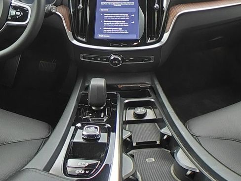 Used 2025 Volvo V60 B5 Cross Country Plus image 23