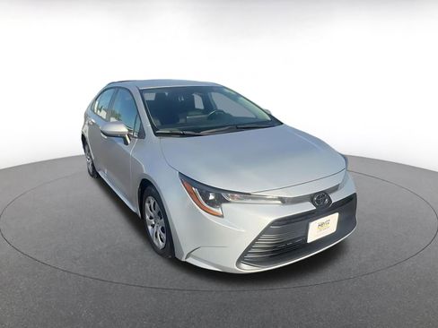 Used 2025 Toyota Corolla LE image 3
