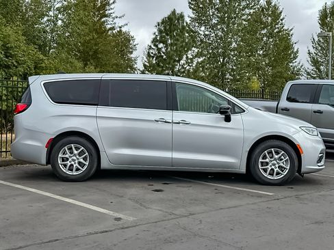Used 2024 Chrysler Pacifica Touring-L FWD image 2