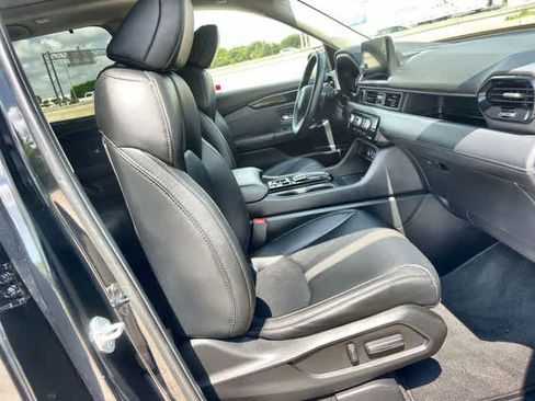 Certified 2025 Honda Pilot Touring image 12