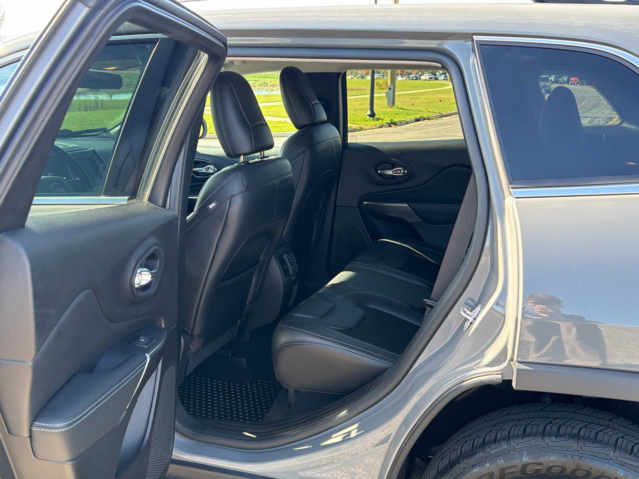 Used 2020 Jeep Cherokee Latitude Plus w/ Cold Weather Group AWD/4WD image 32