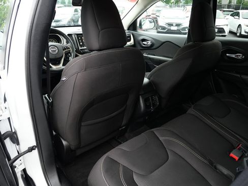 Used 2016 Jeep Cherokee Latitude w/ Safety/Convenience Group AWD/4WD image 23