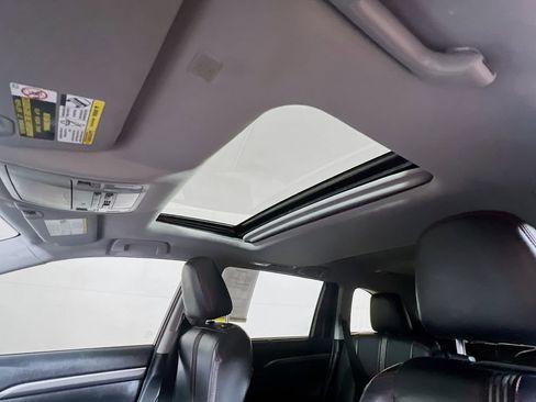 Used 2019 Toyota Highlander SE w/ Nightshade Edition AWD/4WD image 19