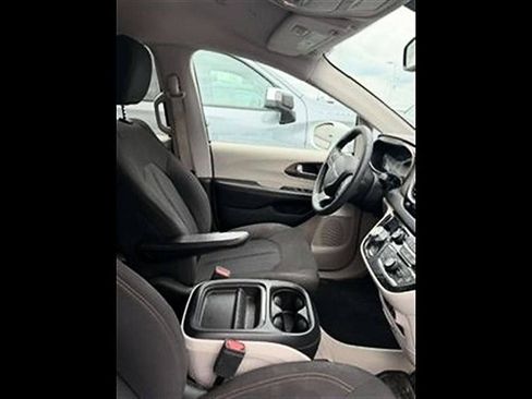 Used 2018 Chrysler Pacifica Touring Plus FWD image 2