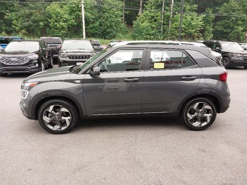 Used 2025 Hyundai Venue Limited FWD image 5