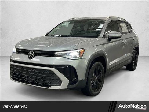 Used 2025 Volkswagen Taos SE FWD image 1