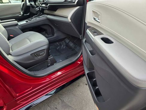 Used 2023 Toyota Sienna Limited image 10