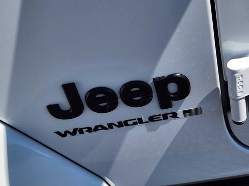 Used 2023 Jeep Wrangler Unlimited Sahara AWD/4WD image 11