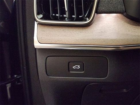 Used 2025 Volvo XC90 B6 Plus image 22