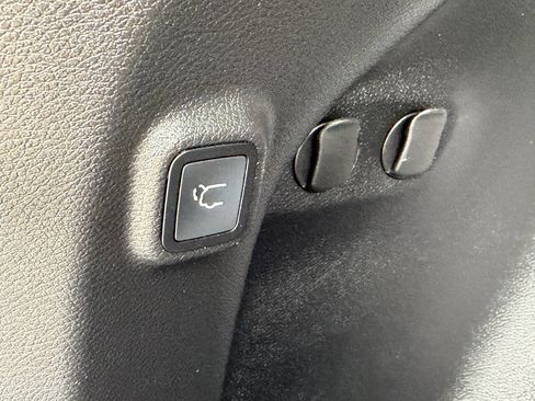 Used 2021 Jeep Cherokee Limited image 32