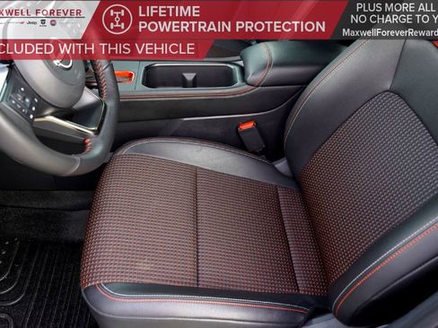 Used 2025 Nissan Kicks SR image 10