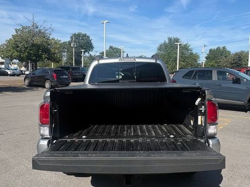 Used 2022 Toyota Tacoma TRD Sport AWD/4WD image 9