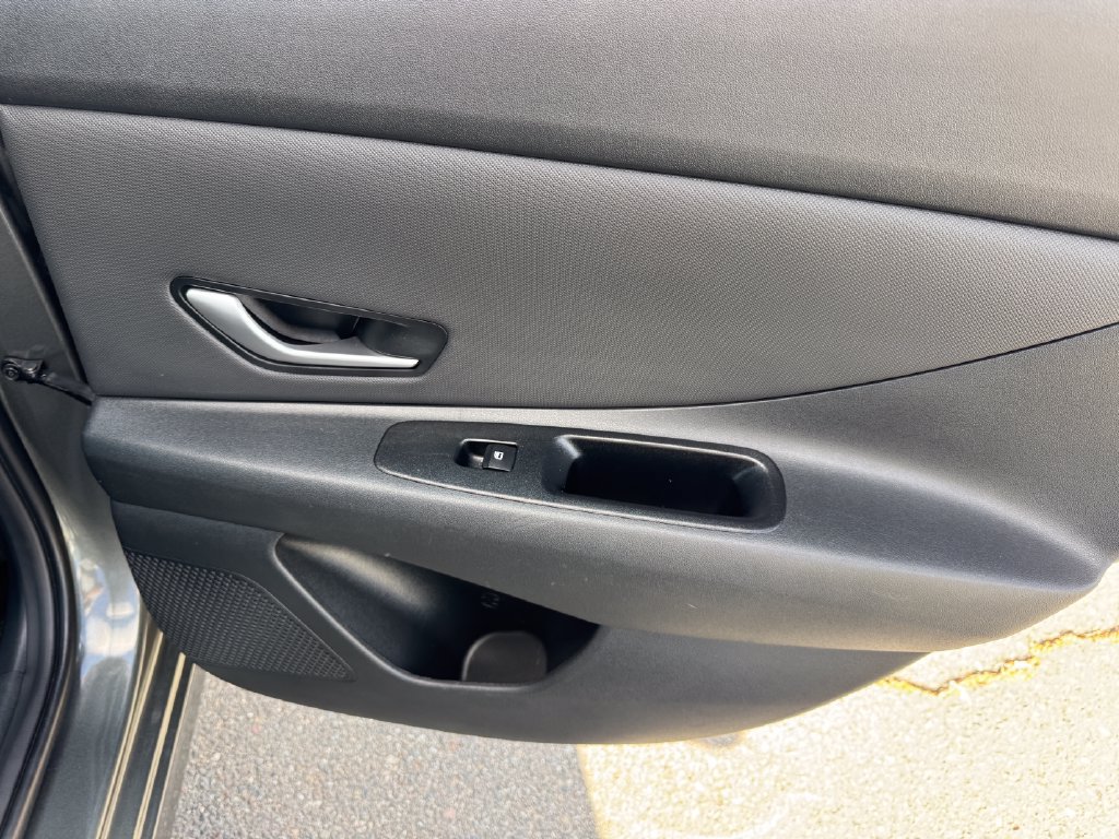 Certified 2025 Hyundai Elantra SEL FWD image 14