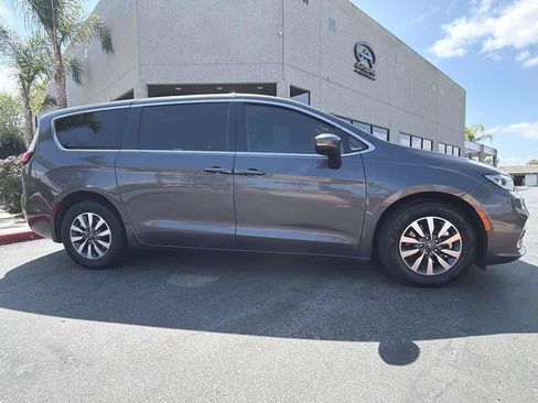Used 2023 Chrysler Pacifica Touring-L FWD image 2