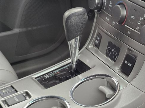 Used 2011 Toyota Highlander SE w/ Tow Pkg image 17