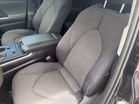 Used 2021 Toyota Highlander L FWD image 12