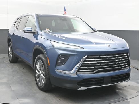 Used 2025 Buick Enclave Preferred FWD image 3