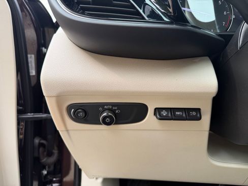 Used 2021 Buick Envision Avenir image 12