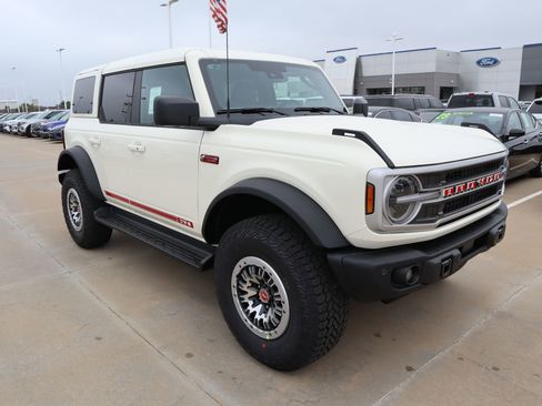 New 2026 Ford Bronco Outer Banks AWD/4WD image 1