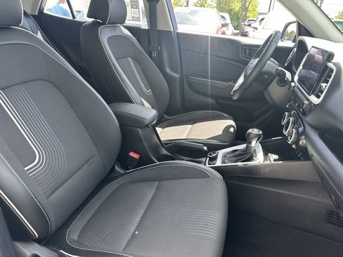 Used 2023 Hyundai Venue Limited FWD image 6