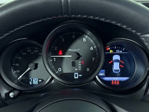 Used 2025 Porsche Macan AWD/4WD image 13