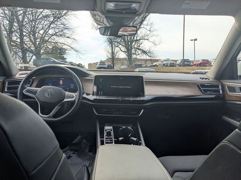 Used 2025 Volkswagen Atlas SE image 23