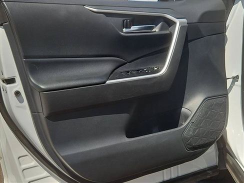 Used 2019 Toyota RAV4 XLE Premium FWD image 11