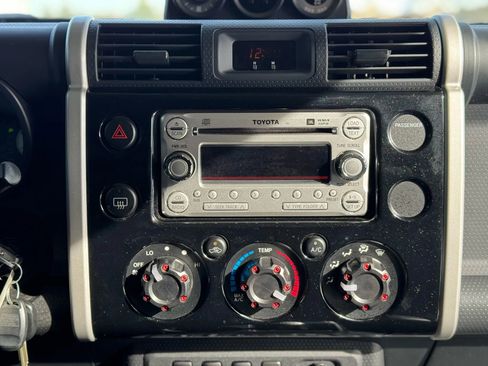 Used 2014 Toyota FJ Cruiser Sport Utility 2D image 23