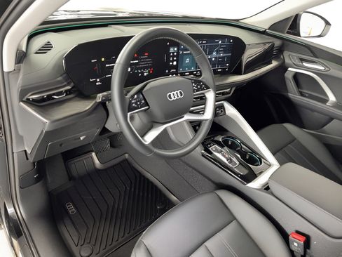 Used 2025 Audi Q5 Premium w/ Convenience Package image 4