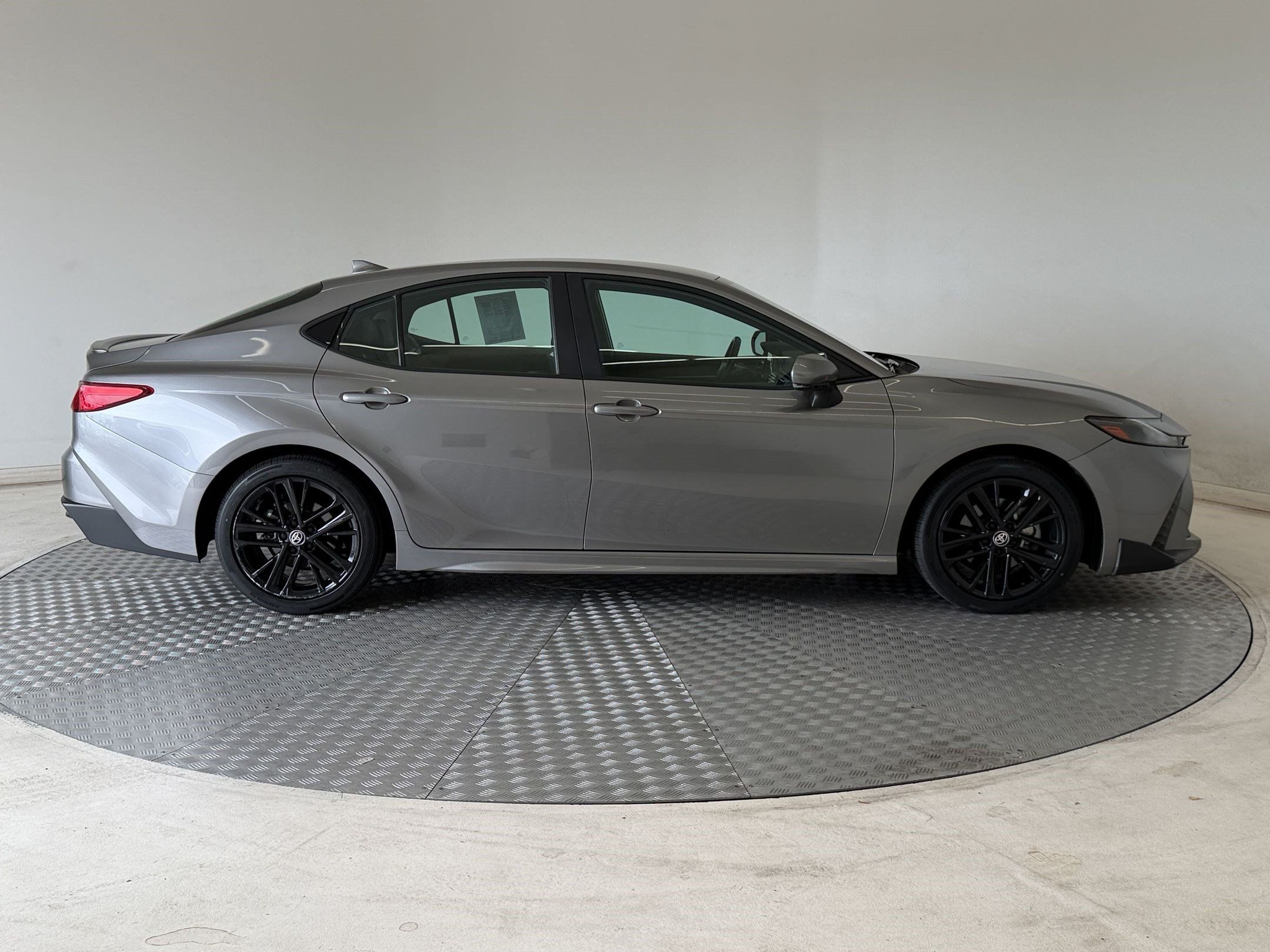 Used 2025 Toyota Camry SE FWD image 8