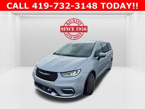 Used 2023 Chrysler Pacifica Touring-L image 3