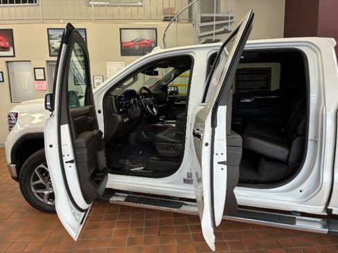 Used 2022 GMC Sierra 1500 SLT w/ SLT Premium Plus Package AWD/4WD image 8