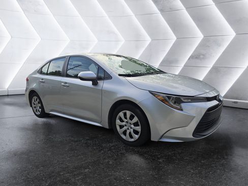 Used 2023 Toyota Corolla LE FWD image 2