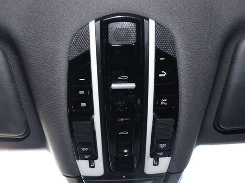 Used 2021 Porsche Cayenne image 10