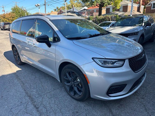 Used 2024 Chrysler Pacifica Limited w/ S Appearance Package FWD image 3