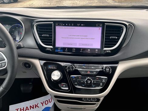 Used 2024 Chrysler Pacifica Touring-L FWD image 35