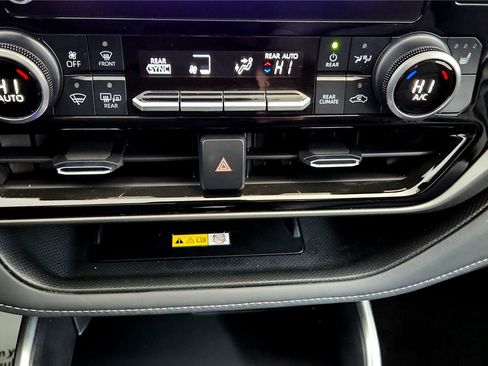 Used 2024 Toyota Highlander XLE image 32
