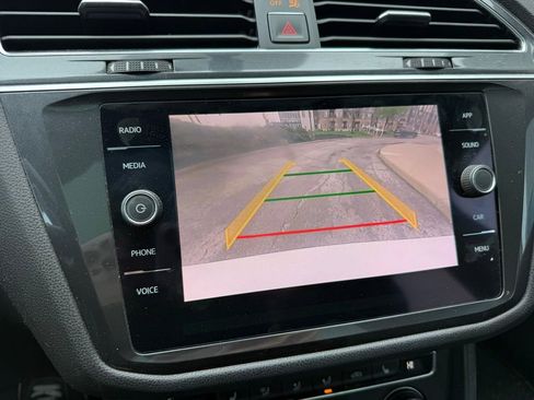 Used 2018 Volkswagen Tiguan SE w/ Panoramic Sunroof Package image 13