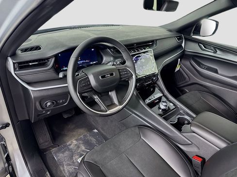 New 2025 Jeep Grand Cherokee L Laredo image 23