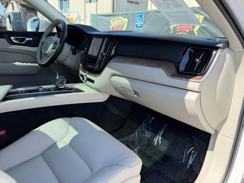 Used 2022 Volvo XC60 B5 Momentum AWD/4WD image 20