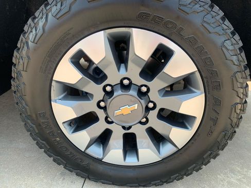 Used 2022 Chevrolet Silverado 2500 Custom w/ Custom Value Package AWD/4WD image 11