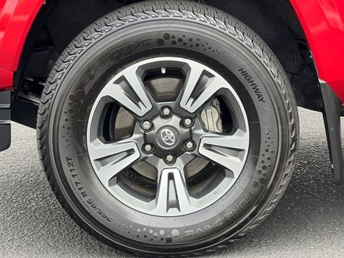 Used 2017 Toyota Tacoma TRD Sport w/ Tow Package RWD image 11