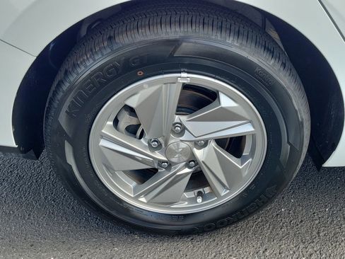 Used 2025 Hyundai Elantra SE FWD image 5